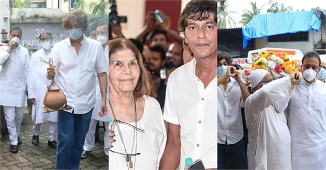 Funeral Pictures: पंचतंत्वों में विलीन हुईं चंकी पांडे की मां, श्रद्धांजलि देने पहुंचे कई स्टार्स chunky pandey mother snehalata funeral pictures bollywood Tadka - Vimarsana News